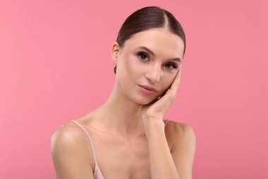 pembe bir arka plan üzerinde güzel bir genç kadın portresi