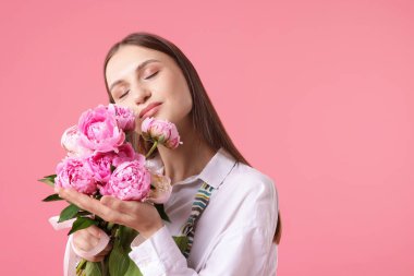 Pembe arka planda güzel şakayık çiçekleri olan bir çiçekçi.