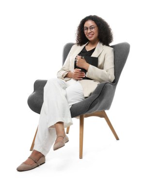 Beyaz arka planda dizüstü bilgisayarı ve kalemi olan profesyonel psikolog.