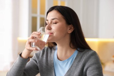 Kadın içme suyu bardaktan mutfak