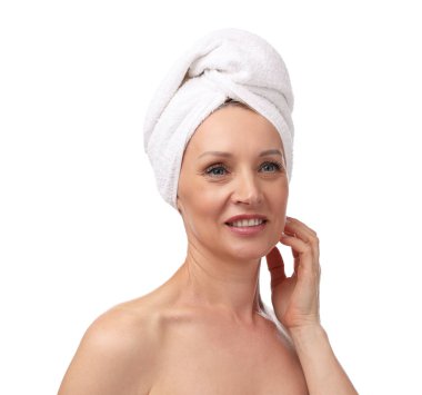 Beyaz arka planda kafasına havlu sarılmış güzel bir kadın.