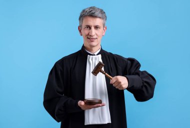 Açık mavi arka planda gülen yargıç tokmak ve ses bloğuyla