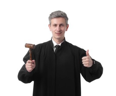 Beyaz arkaplanda baş parmak gösteren çekiçli bir yargıç