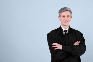 Gri arka planda gülümseyen yargıç. Metin için boşluk