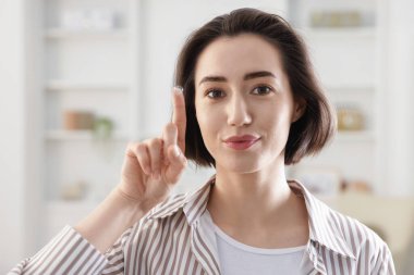 Kapalı mekanda lensleri olan mutlu bir kadın.