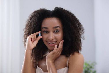 Kolajen haplı güzel Brezilyalı kadın.