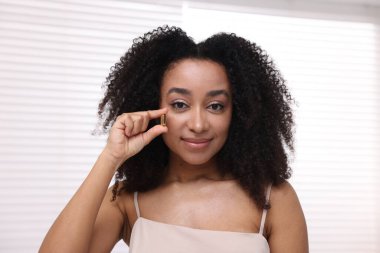 Kolajen haplı güzel Brezilyalı kadın.