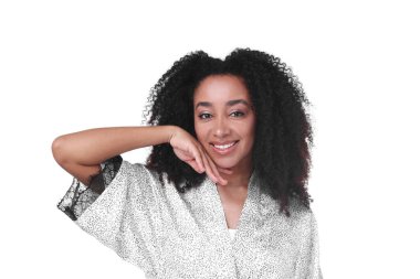 Beyaz arka planda sağlıklı ciltli güzel Brezilyalı kadın.