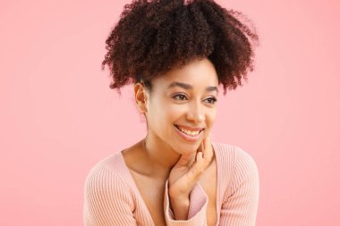 Pembe arka planda güzel Brezilyalı kadın portresi