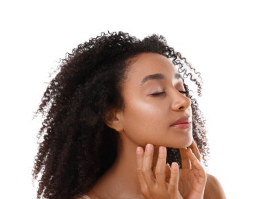 Beyaz arka planda güzel Brezilyalı kadın portresi