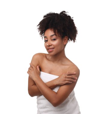 Beyaz arka planda spa tedavisinden sonra güzel Brezilyalı kadın portresi