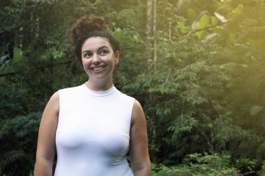 Tropik ormandaki mutlu kadın, uzay metni kopyası.