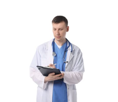 Beyaz arka planda panosu olan tıp öğrencisi