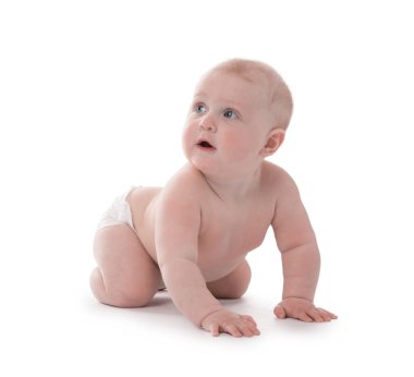 Beyaz arka plan üzerinde sürünerek şirin bebek