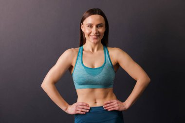 Siyah arka planda profesyonel eğitmenin portresi