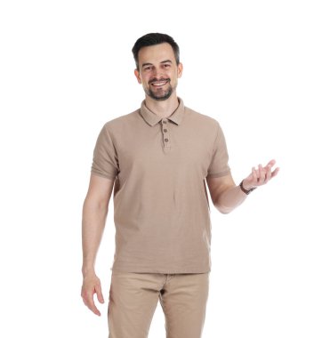 Beyaz arka planda profesyonel psikolog portresi