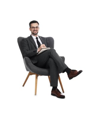 Beyaz arka planda dizüstü bilgisayarı olan profesyonel bir psikolog.