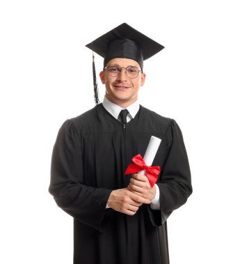 Mezun olduktan sonra beyaz arka planda diplomalı mutlu bir öğrenci.