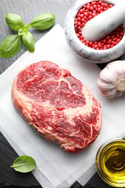 Siyah masada çiğ et ve baharat var.