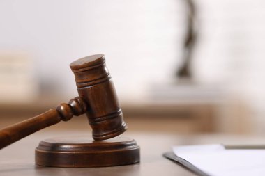Yargıç. Gavel ve pano ofisdeki ahşap masanın üzerinde, yakın plan. Metin için boşluk