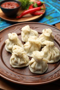 Lezzetli khinkali masada baharatlarla servis edilir, yakın plan.