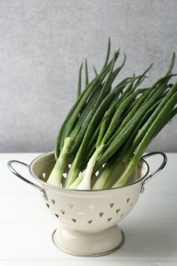 Beyaz ahşap masada taze taze taze taze soğan.