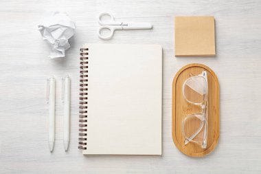 Düz kompozisyon ve açık ahşap masa üzerine dizüstü bilgisayar.