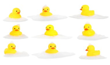 Beyaz arka planda sevimli lastik ördekler, kolaj.