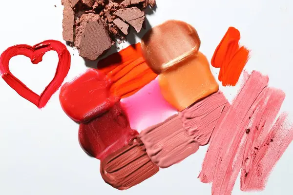 Beyaz arka planda farklı kozmetik ürünleri, düz yatış