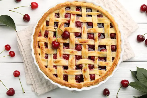 Lezzetli vişneli turta ve böğürtlen beyaz ahşap masada, düz yatıyordu.
