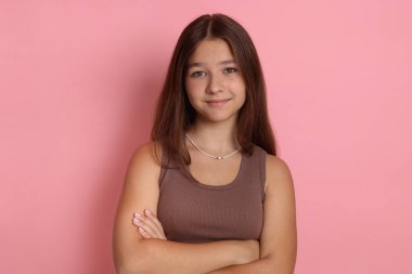 Pembe arka planda genç bir kızın portresi