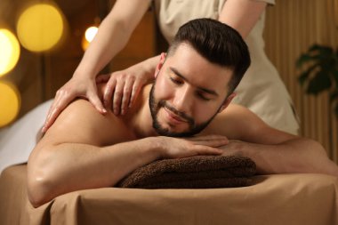 Adam spa salonunda masaj yaptırıyor.