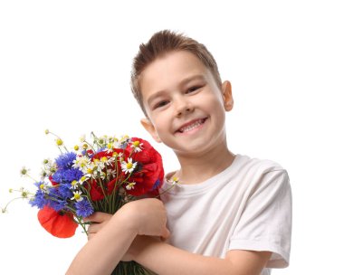 Beyaz arka planda bir buket güzel çiçekle gülümseyen küçük çocuk.