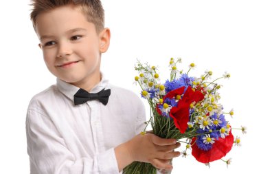 Beyaz arka planda bir buket güzel çiçeği olan sevimli küçük bir çocuk.