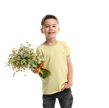 Gülümseyen küçük çocuk beyaz arka planda bir buket güzel papatya çiçeğiyle