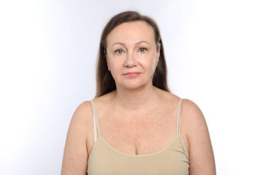 Beyaz arkaplanda kozmetik prosedüründen önce kadın