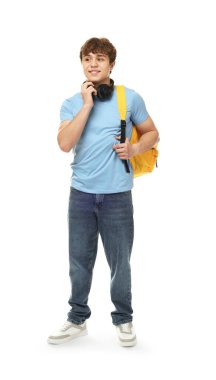 Beyaz arka planda kulaklığı ve sırt çantası olan genç bir çocuk.