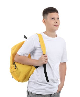 Beyaz arka plan üzerinde sırt çantası ile genç çocuk