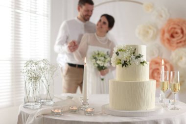 Mutlu evli çift içeride, düğün pastasına ve masadaki şampanya bardaklarına odaklan.