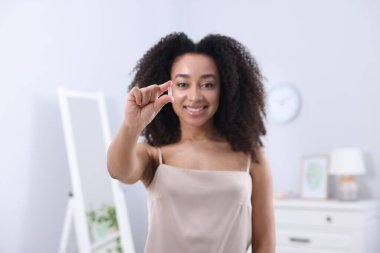 Kolajen haplı güzel Brezilyalı kadın kapalı mekanda, seçici odaklı.