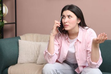 Genç bir kadın evdeki birine şikayet ediyor.