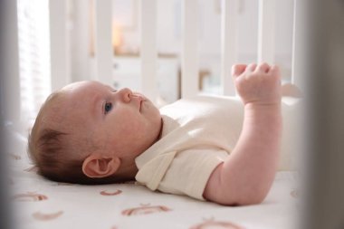 Sevimli yeni doğmuş bebek beşiğinde yatıyor, yakın plan