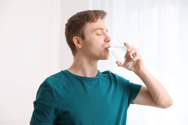 Adam içme suyu bardaktan evde