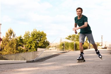 Şehir caddesinde paten kayan mutlu adam. Metin için boşluk
