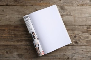 Açık dergi, ahşap masa, üst manzara. Tasarım için model
