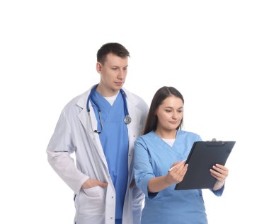 Beyaz arka planda panosu olan tıp öğrencileri