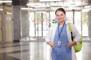 İçeride sırt çantalı tıp öğrencisi, mesaj için yer var.