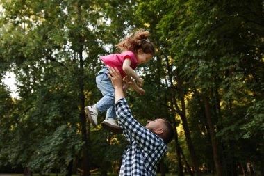 Babalar Günün kutlu olsun. Babası ve küçük kızı birlikte parkta vakit geçiriyorlar.