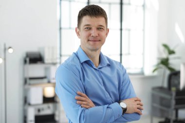 Yakışıklı orta yaşlı bir adamın portresi.