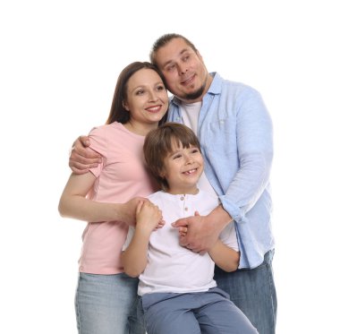 Beyaz arka planda sevimli aile portresi